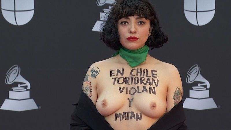 Chilská zpěvačka na cenách Grammy obnažila hruď, aby upozornila na násilí